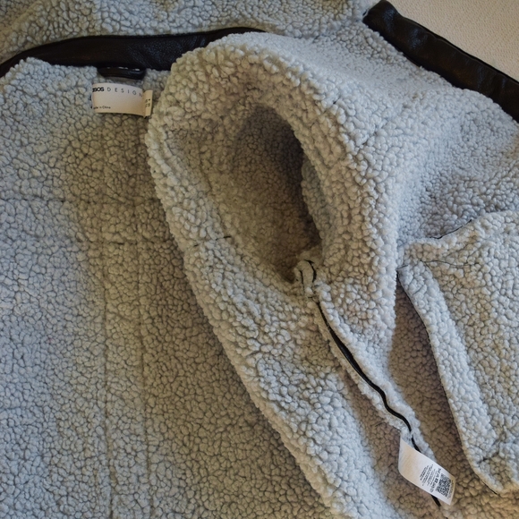 ASOS Design sherpa paneled jacket in black and blue - Picture 8 of 8